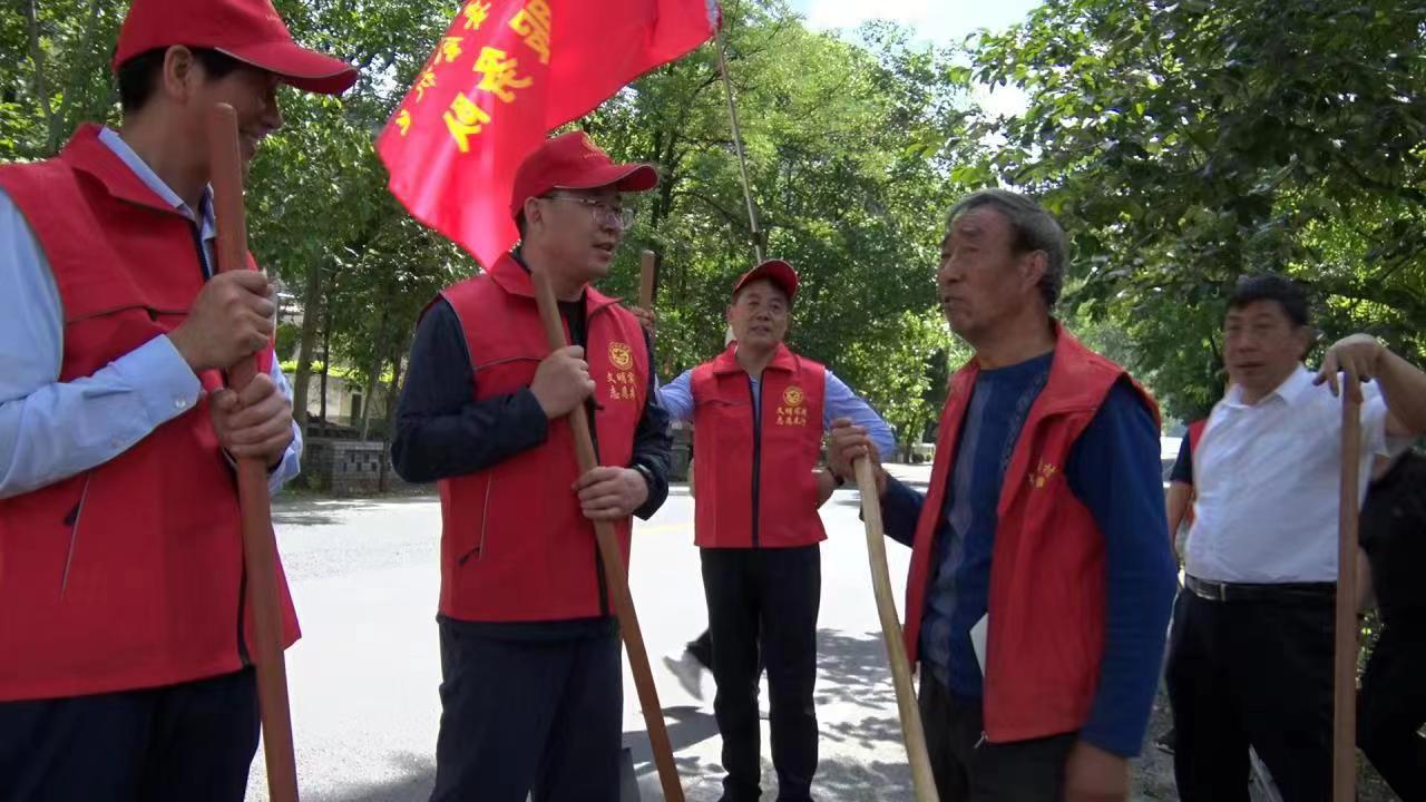 区人大机关在帮扶村开展“推进环境整治 共建美好家园”志愿服务活动
