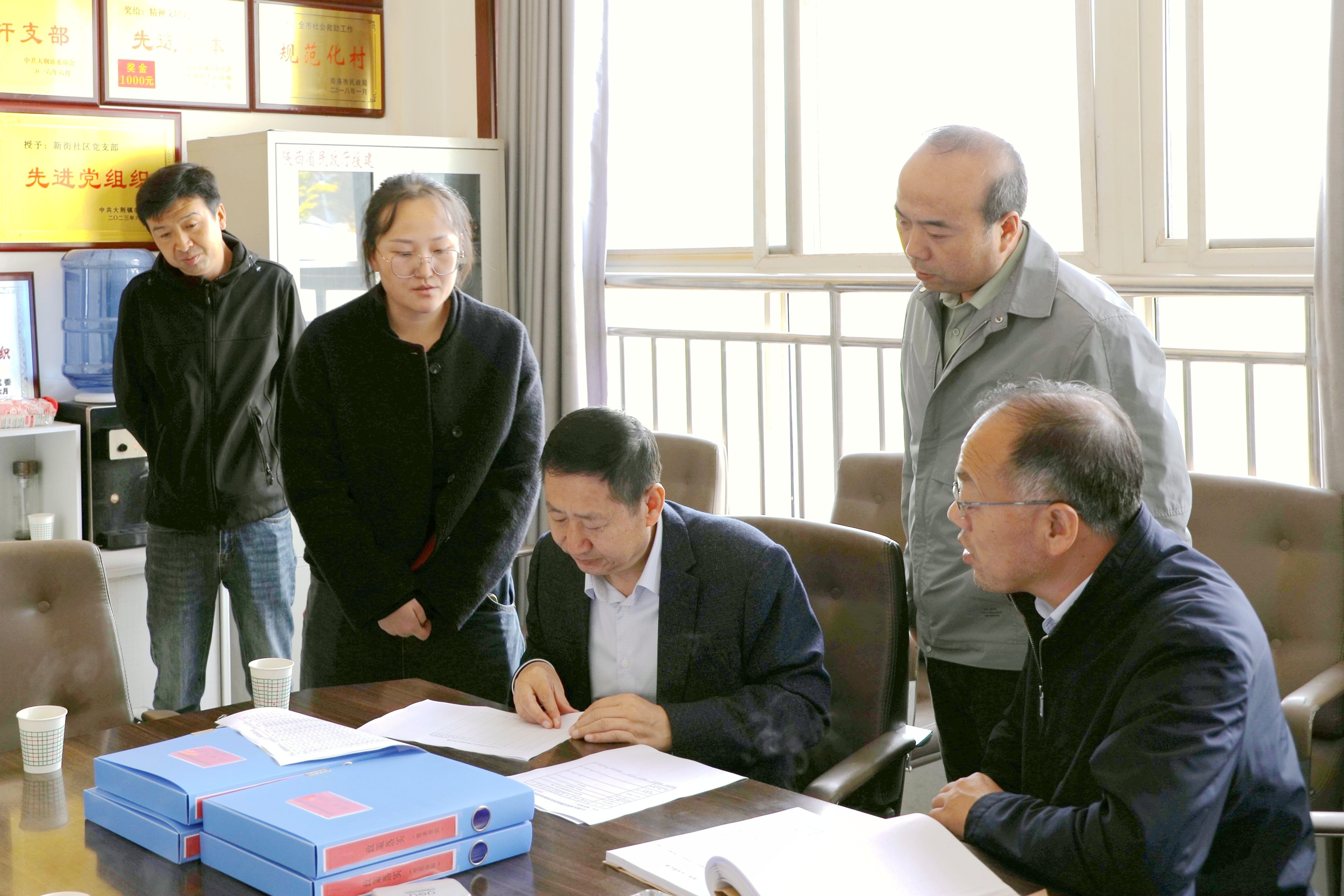 区人大常委会党组书记闫争民深入选区指导选民登记工作